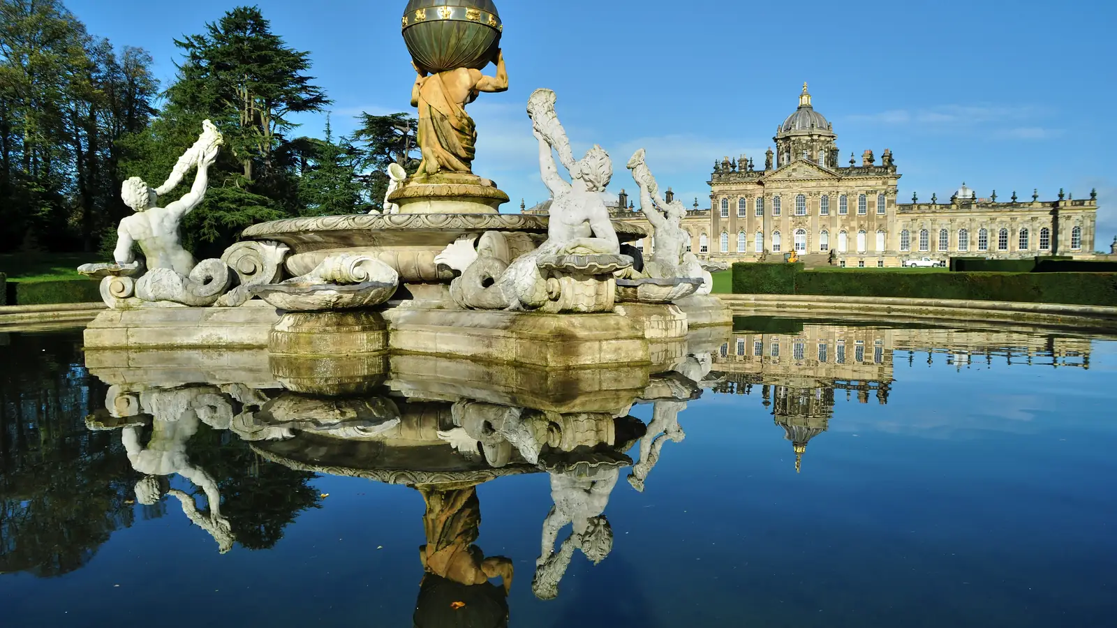 The Atlas fountain and Castle Howard, Clyvedon in Bridgerton
