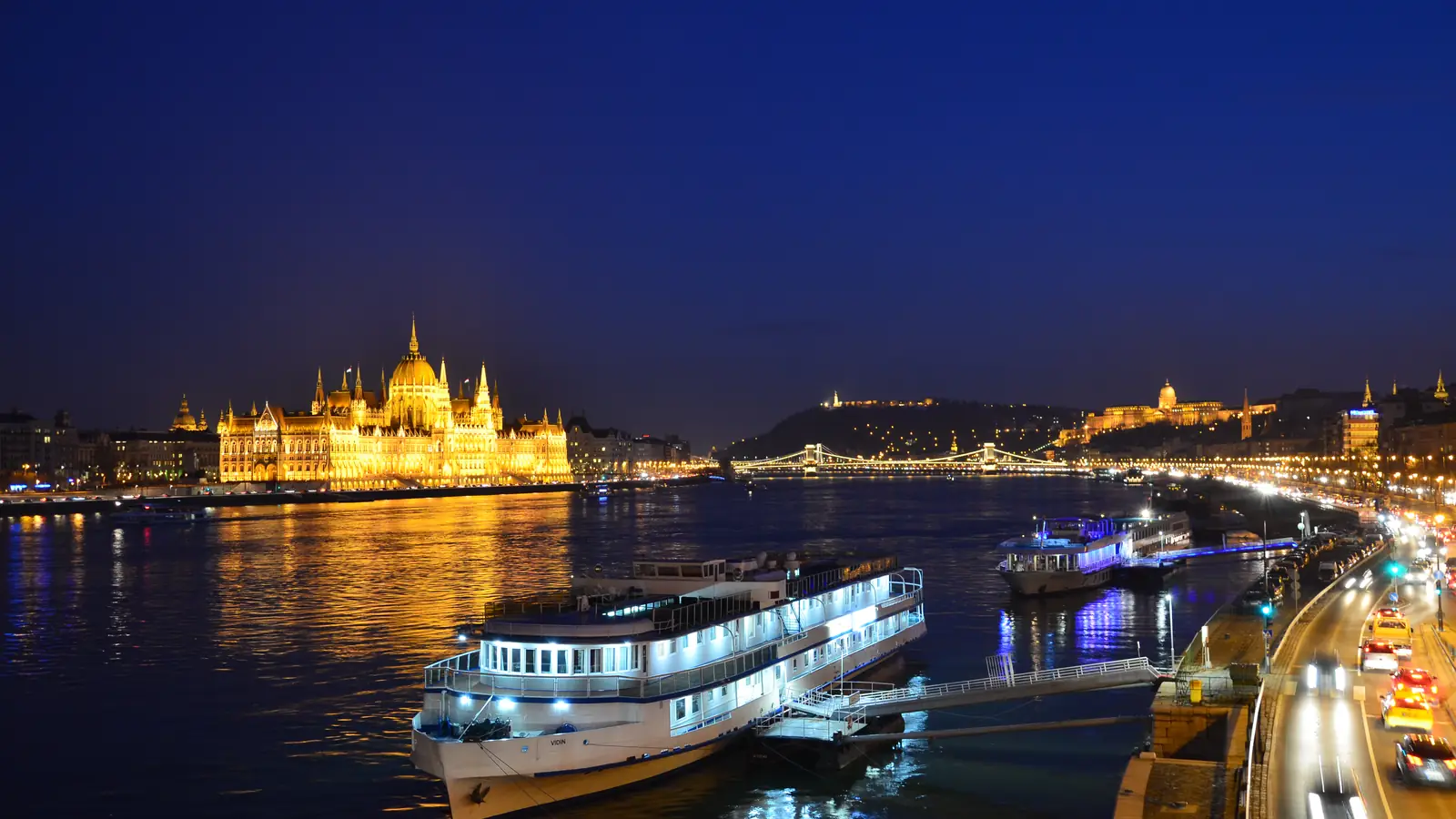 The Danube and the Parliament in Budapest at dusk – Origo Studios, where Dune's interiors were built, lie on the city's eastern edge and have no free photo