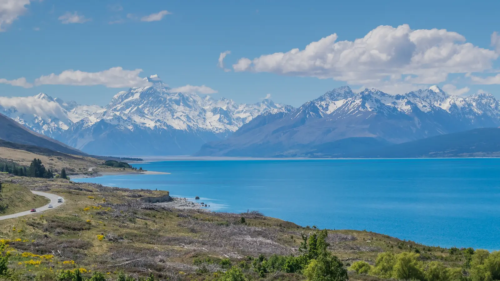 Lake Pukaki's turquoise water with Aoraki/Mount Cook at the far end – the Long Lake around Lake-town