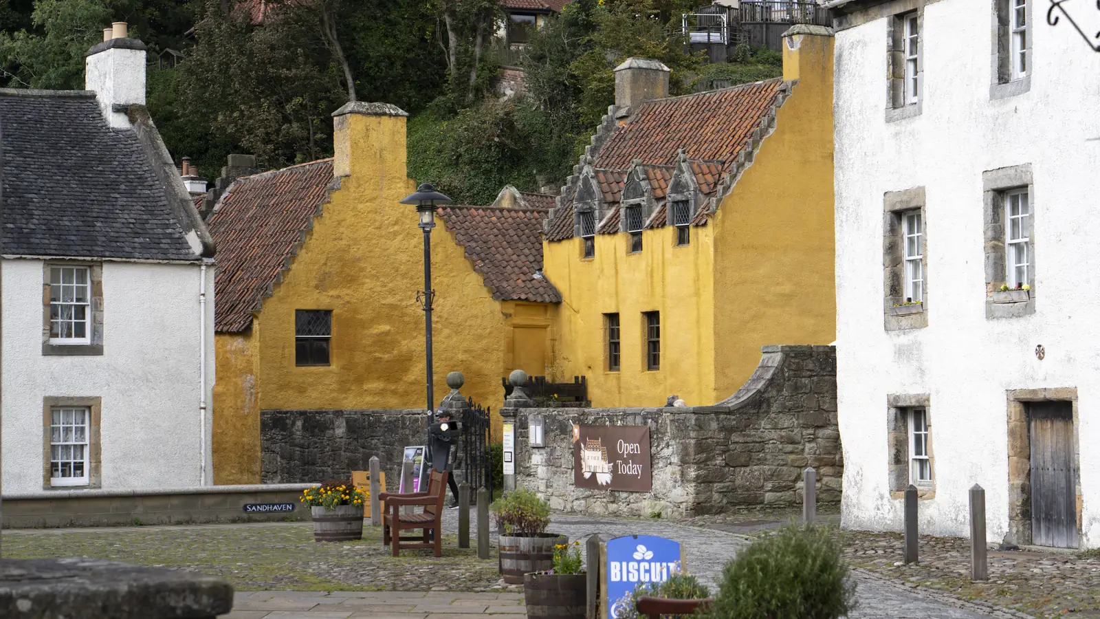 The ochre Culross Palace and the village street, Cranesmuir in Outlander