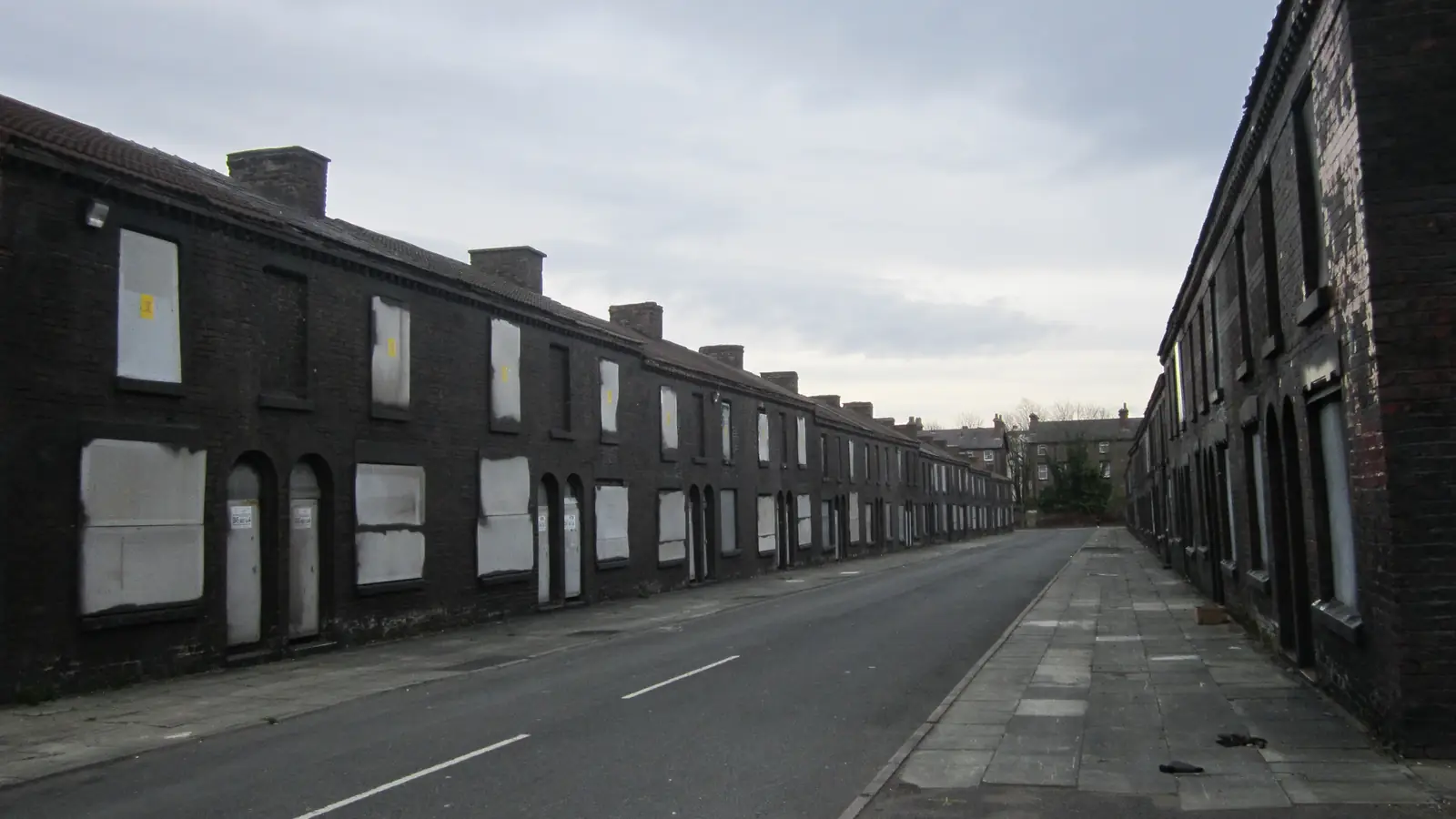 Victorian terraced houses on Powis Street in Toxteth, Liverpool – Watery Lane and the Shelby house in the early series of Peaky Blinders.