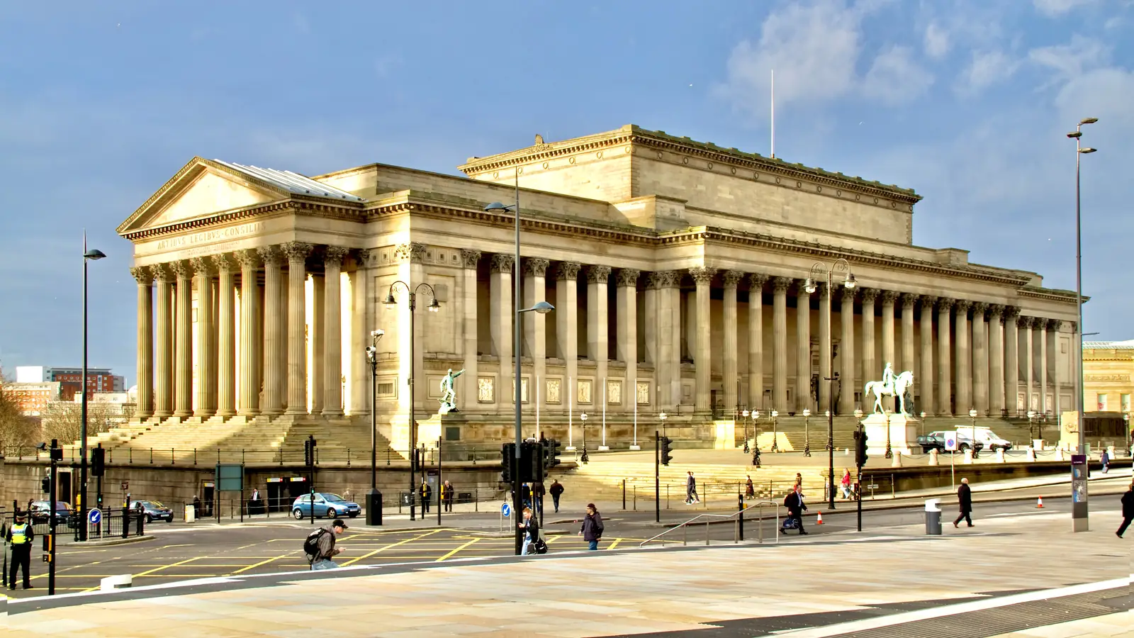 Neoclassical facade of St George's Hall in Liverpool – courtrooms, cells and the Mosley rally in Peaky Blinders.