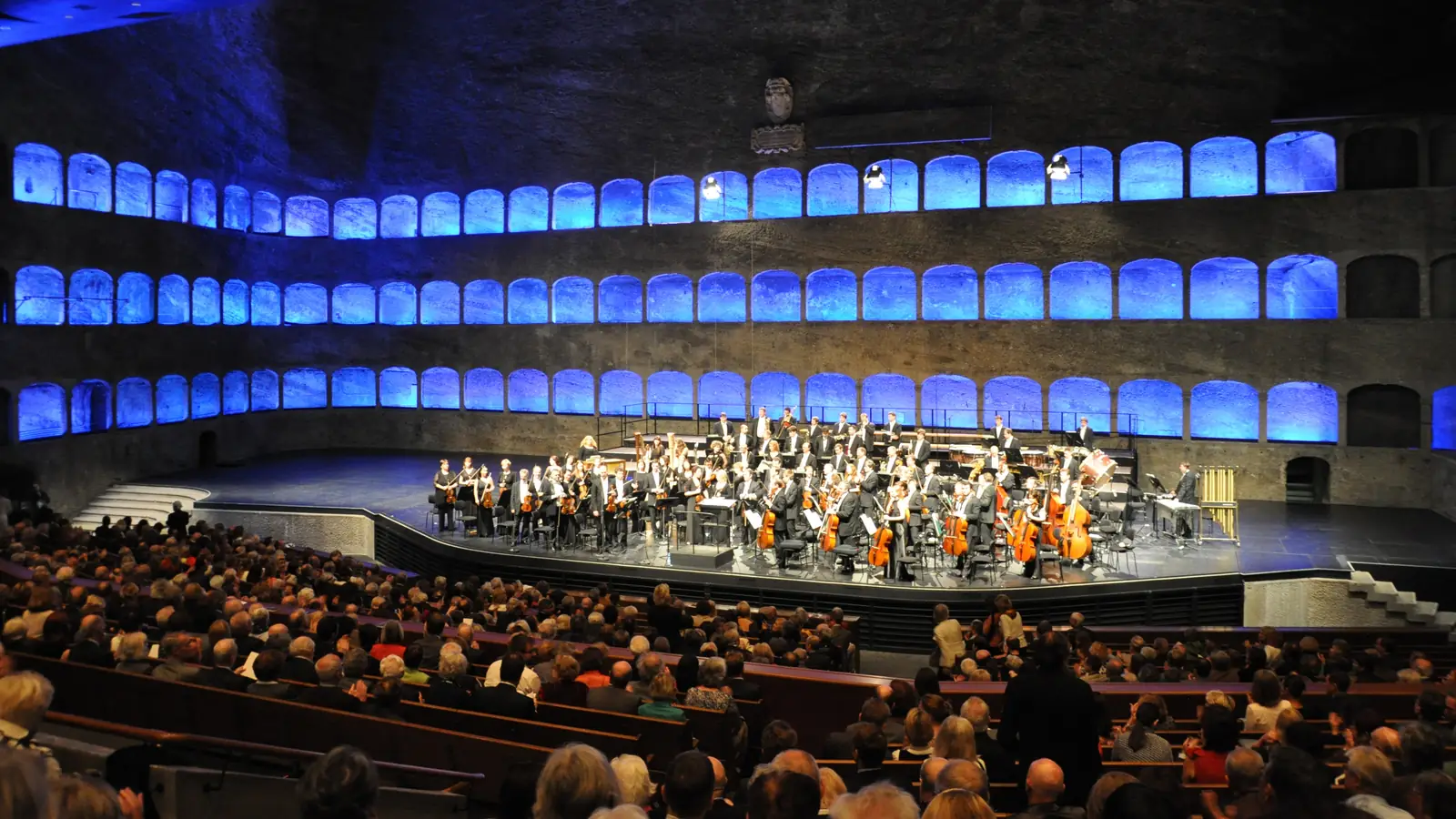 The Felsenreitschule with its arcades cut into the rock, the festival stage of the finale