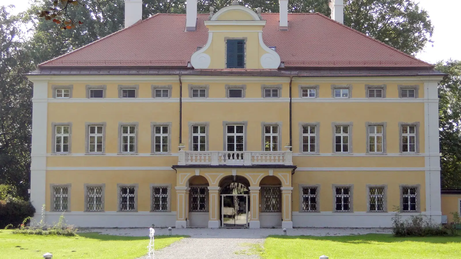 Schloss Frohnburg on Hellbrunner Allee, the front of the von Trapp villa
